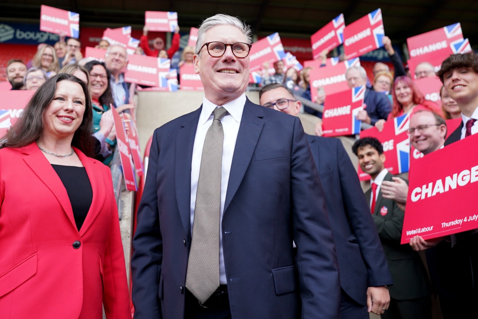 Starmer promises ‘stability over chaos’ with cautious manifesto 