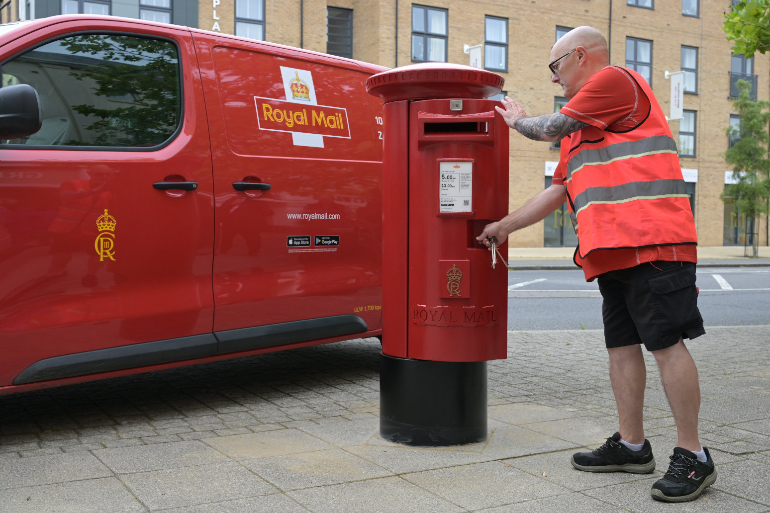 Royal Mail installs first red postbox featuring King’s cypher 