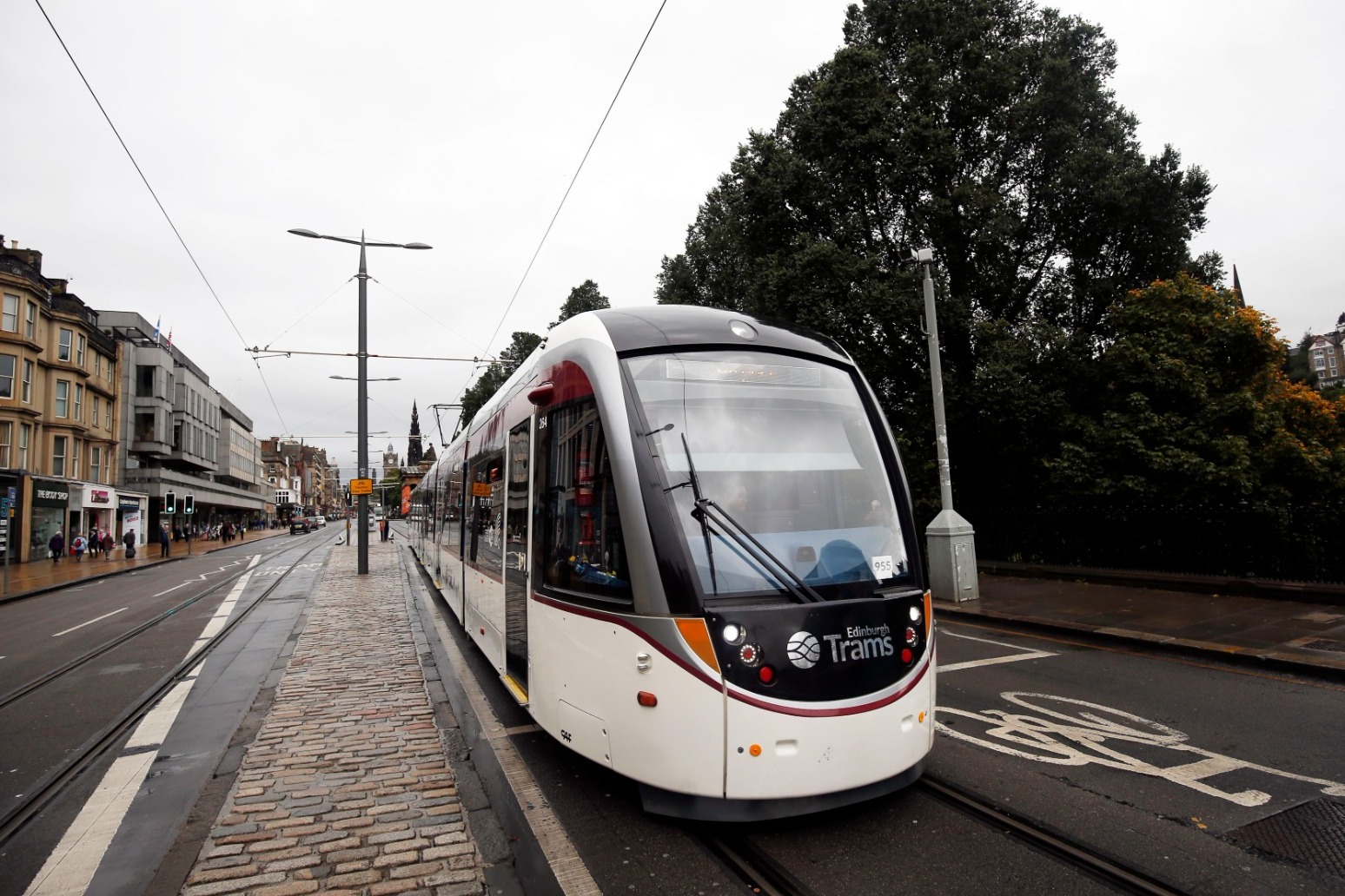 Edinburgh Trams staff back strike action over lack of breaks 