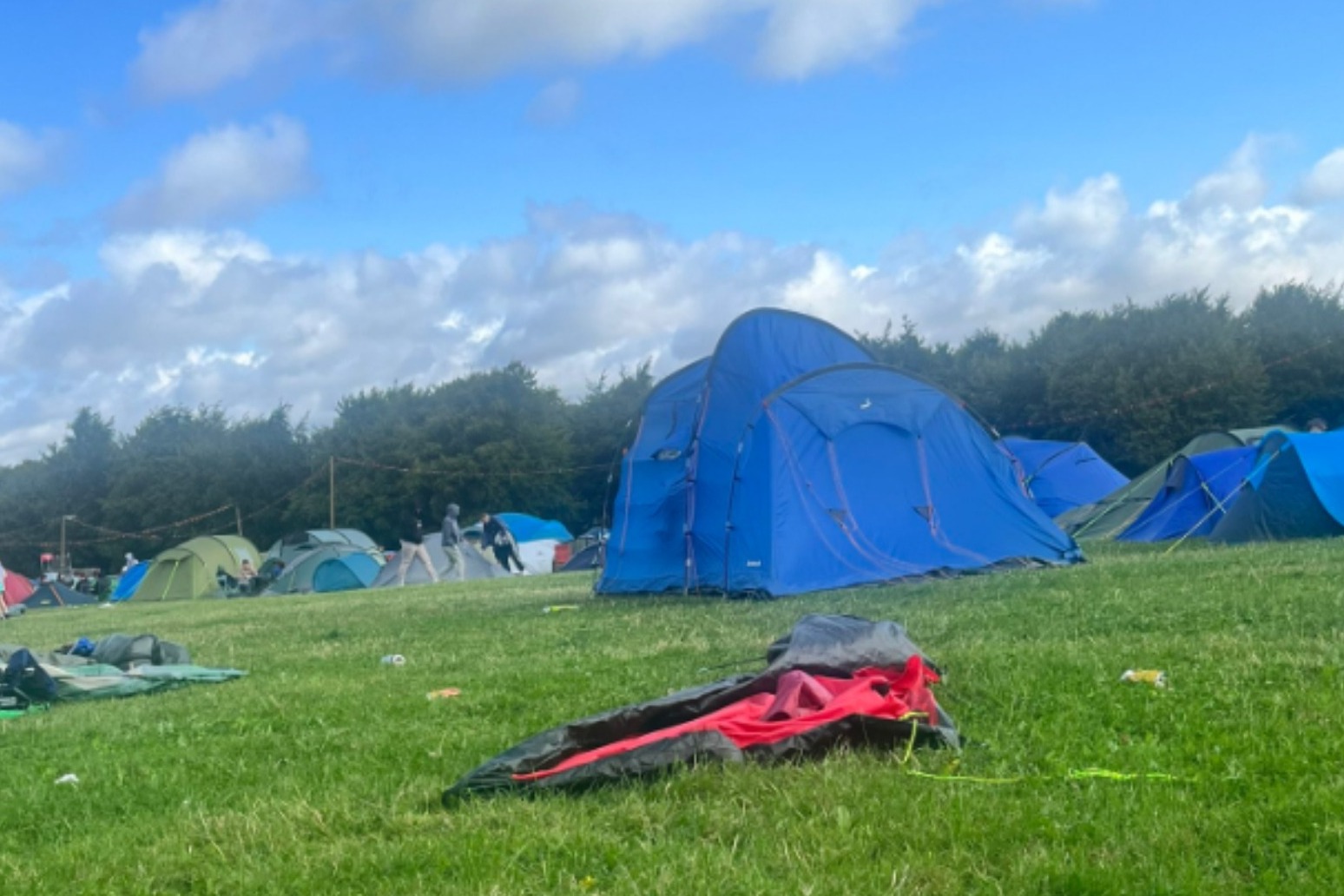 Leeds Festival shuts two stages as Storm Lilian hits 