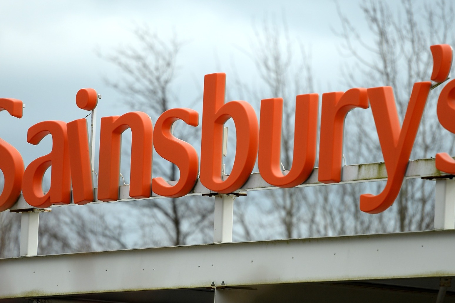 Sainsbury’s to hire 20,000 staff for Christmas season 